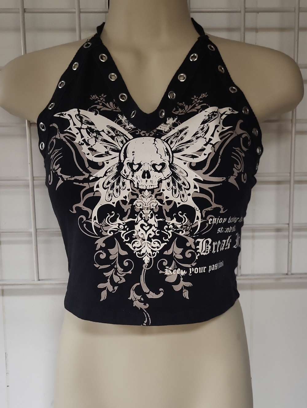 ROMWE Black Halter Crop Top with White Skull Graphic